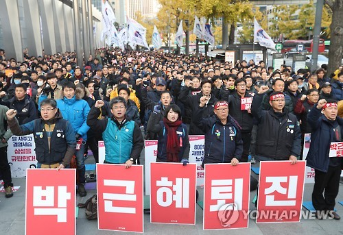 민노총 소속 회원들이 박근혜 대통령 탄핵에 앞장선 촛불시위에 막대한 후원금을 낸 것으로 밝혀졌다.(연합뉴스 제공)
