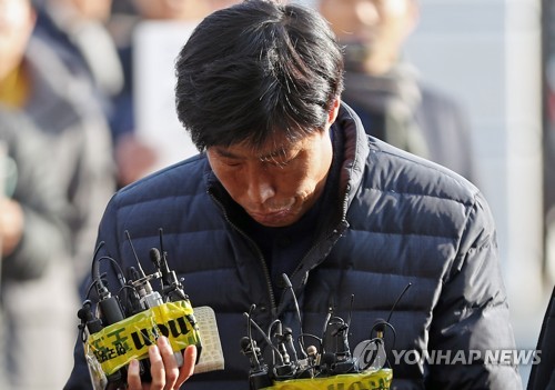 박종철 예천군의회 의원이 11일 경찰에 출석해 사과하고 있다. (사진 = 연합뉴스)
