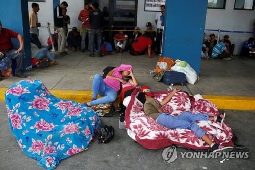 페루-에콰도르 국경에 있는 베네수엘라 이주자들. (사진 = 연합뉴스)