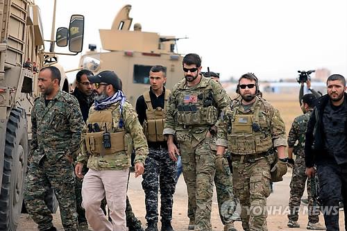 이슬람국가(IS) 퇴치를 위해 시리아에 주둔하고 있는 미군 장병들이 지난달 초 터키 접경지대인 하사카에서 시리아민주군(SDF) 대원들과 순찰을 돌고 있다. (사진 = 연합뉴스)