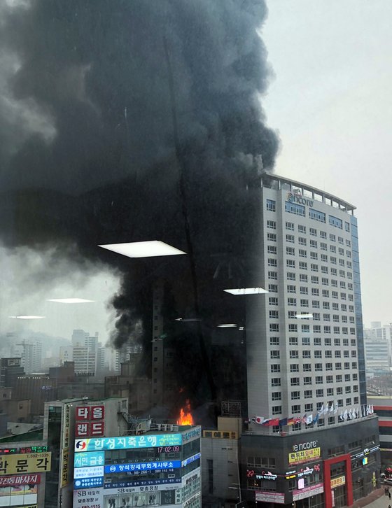 14일 오후 충남 천안시 서북구 한 호텔에서 불이 나 검은 연기가 치솟고 있다. (사진=연합뉴스)
