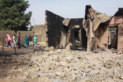 이달 8일(현지시간) 나이지리아 북동부 마이두구리에서 이슬람 무장조직 보코하람의 공격으로 파괴된 가옥 [AFP=연합뉴스 제공]