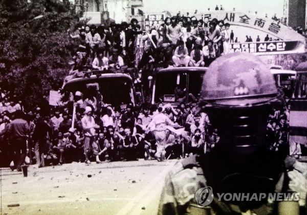 1980년 광주사태 당시 시위대와 대치하고 있는 공수부대. 광주 출동 공수부대장의 증언에 의하면 공수대원들은 시위대의 돌진차량 공격을 받은 후 공격적으로 돌변했다고 한다(사진 연합뉴스 제공).
