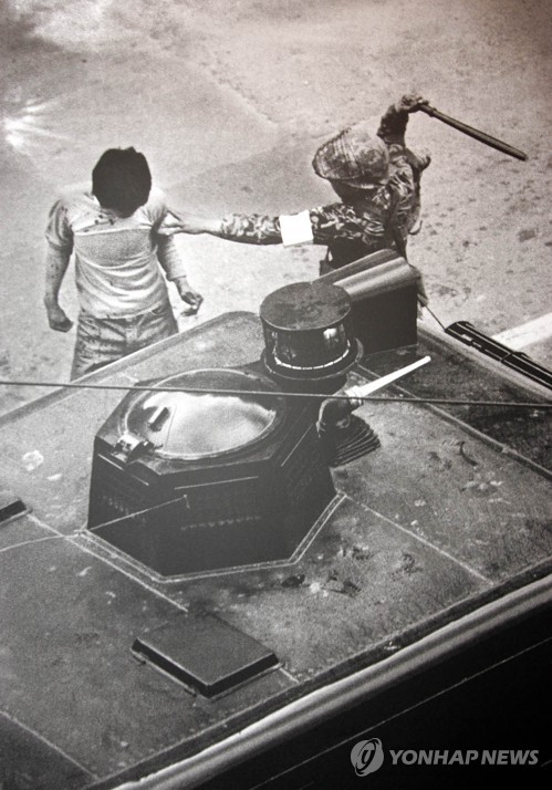 1980년 5월 광주에 투입된 계엄군의 강경 진압으로 인해 시위가 격화되었다(연합뉴스 제공).