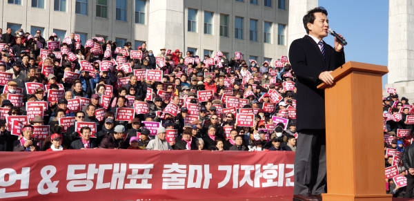 김진태 자유한국당 의원이 23일 국회 본청 앞 계단에서 3000여 명의 책임 당원들이 모인 가운데 당 대표 출마 선언을 하고 있다. (사진=김진태 의원실)