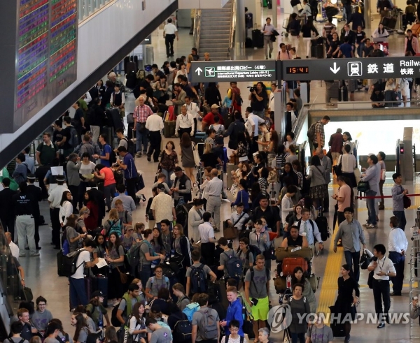 일본 나리타국제공항 입국자 게이트 주변이 각국에서 찾아온 여행객으로 붐비는 모습 [연합뉴스 자료사진]