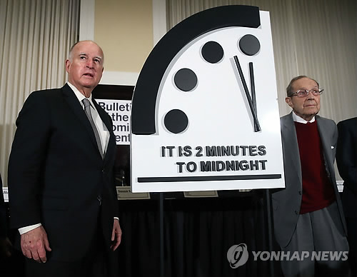 24일(현지시간) 미국 워싱턴DC의 미 핵과학자회(Bulletin of the Atomic Scientists) 기자회견에서 핵과학자회 운영이사장을 맡은 제리 브라운(왼쪽) 전 캘리포니아 주지사와 윌리엄 페리 전 국방장관이 '운명의 날 시계'(Doomsday Clock)를 공개하고 있다(연합뉴스).