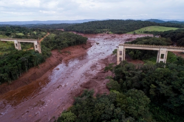 브라질 남동부지역에서 2019년 1월 25일(현지 시각) 댐 붕괴사고가 발생했다. 댐이 붕괴되면서 물과 흙이 한꺼번에 쓸려내려왔고, 마을 인근의 다리가 그 무게를 이기지 못하고 끊어졌다. (사진=연합뉴스)