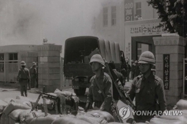 1980년 5월 27일 새벽 광주시에 재진입한 계엄군이 전남도청을 점령하고 경비를 서고 있다.(연합뉴스 제공)