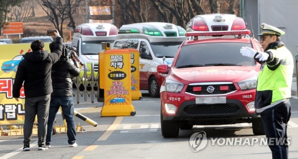 14일 오전 폭발 사고가 발생해 사상자가 발생한 대전 유성구 한화 대전공장에 119구급차량이 줄지어 나오고 있다.(연합뉴스 제공)