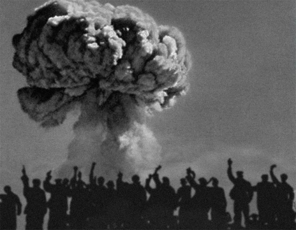 1964년 10월 16일 중국은 핵실험에 성공해서 미국, 소련, 영국, 프랑스에 이어 세계에서 다섯 번째의 핵보유국이 된다.   (https://www.sutori.com/item/1964-china-makes-an-atomic-bomb-in-1964-china-had-created-an-atomic-bomb-this)