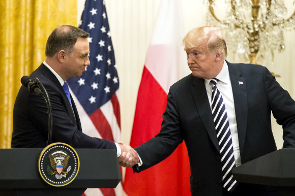 지난해 9월 도널드 트럼프 미국 대통령이 백악관 이스트룸에서 안제이 두다 폴란드 대통령(왼쪽)과 공동 기자회견을 하던 중 악수하고 있다. (사진 = 연합뉴스)