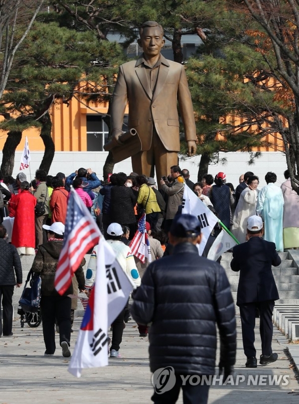 구미 박정희 전 대통령 생가 근처에 세워진 박정희 동상. 추모객들의 발길이 이어지고 있다.