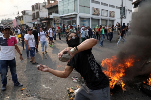 구호물자 반입을 놓고 정부군과 대립하는 베네수엘라 시민들. (사진 = 연합뉴스)