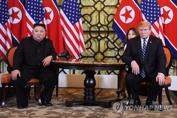 도널드 트럼프(오른쪽) 미국 대통령과 김정은 북한 국무위원장이 28일(현지시간) 베트남 하노이 소피텔 레전드 메트로폴 호텔에서 1대1 단독 정상회담을 하고 있다(연합뉴스).