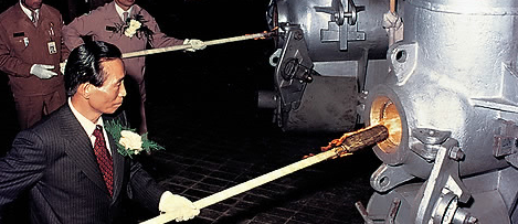 박정희 대통령이 지난 1976년 5월 31일 포항제철 2고로에 처음 불을 붙이는 화입식을 하는 모습. (사진=연합뉴스)