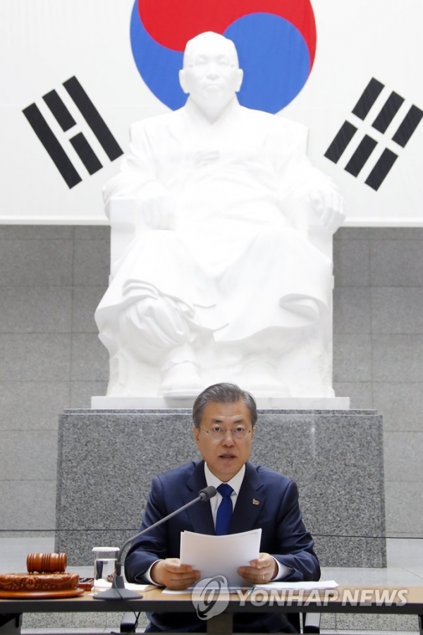 문재인 대통령은 2월 26일 오전 역사상 최초로 서울 용산구 백범 기념관에서 국무회의를 열고 "친일청산" 의지를 밝혔다.(연합뉴스 제공)