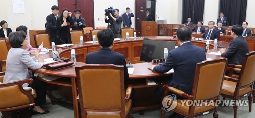 서훈 국가정보원장이 5일 오후 국회 정보위원회 간담회에 참석해 자리하고 있다(연합뉴스).