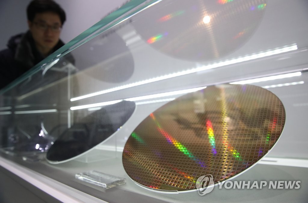 서울 서초구 삼성전자 딜라이트에 전시된 반도체 웨이퍼