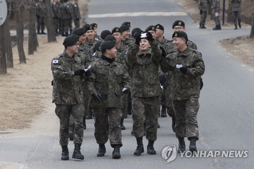 외출을 나가며 기뻐하는 육군 병사들. (사진 = 연합뉴스)