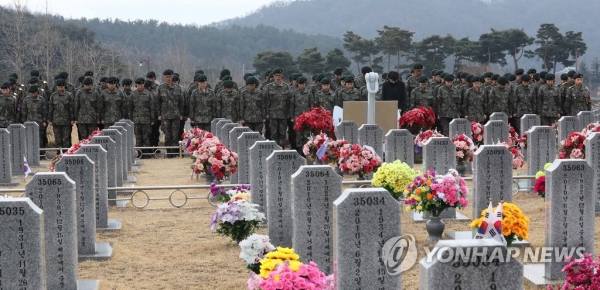 천안함 46용사 묘역(대전=연합뉴스) 지난해 2월 대전 유성구 국립대전현충원 '천안함 46용사 묘역'에서 예비 간호사관학교 생도 85명이 묵념하고 있다