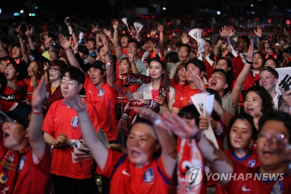 2002년 월드컵 당시 '붉은 악마'들의 거리 공연. 한국인들의 내면에 잠재된 폭발적 에너지는 선순환하면 애국심의 용광로가 될 수 있지만, 잘못된 방향으로 나가면 사회 질서를 단숨에 뒤엎는 파시즘적 집단 광기로 돌변한다.(연합뉴스 제공)
