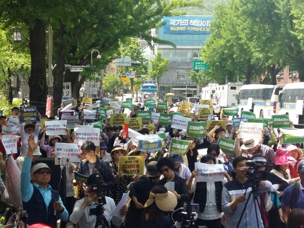 지난해 5월 탈북 여종업원들의 강제 북송에 반대하는 시민들이 청와대 앞에서 기자회견을 개최했다.