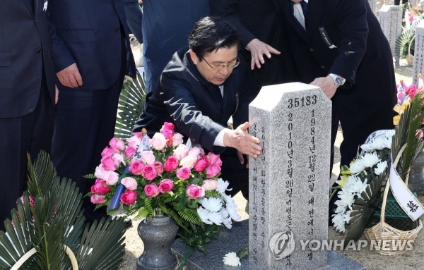 황교안 자유한국당 대표가 22일 대전 유성구 국립대전현충원에서 열린 제4회 서해수호의 날 기념식을 마치고서 천안함 46용사 묘역을 돌아보고 있다. (사진=연합뉴스)