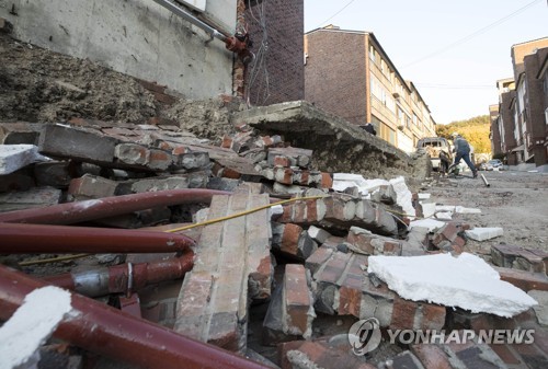 2017년 11월 포항 지진이 발생한 뒤의 포항 한 거리의 모습. (사진 = 연합뉴스)