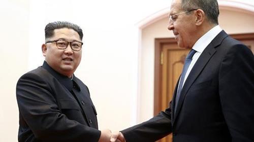 지난해 5월 말 평양을 방문해 김정은(왼쪽)을 만난 세르게이 라브로프 러시아 외무장관. 라브로프 장관은 당시 김정은에 대한 푸틴 대통령의 방러 초청장을 전달한 것으로 전해진다.