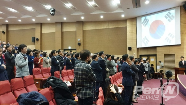 '행동하는 자유시민' 발대식이 3월27일 오후 국회 의원회관 대회의실에서 열린 가운데, 참석자들이 국민의례를 하고 있다.
