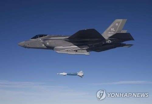 레이저 유도 정밀폭탄을 발사하는 미 공군의 F-35A 스텔스기. (사진 = 연합뉴스)