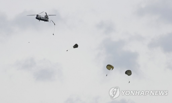공수특전단의 공수낙하 장면. 한국군의 방위산업은 서치라이트, 낙하산 국산화 개발로 첫 사업을 시작했다. 당시 국산 낙하산의 품질에 대한 신뢰도 문제로 아무도 낙하하려 하지 않자, 이병형 장군이 1호로 국산 낙하산을 이용하여 공수 낙하했다.(연합뉴스 제공)