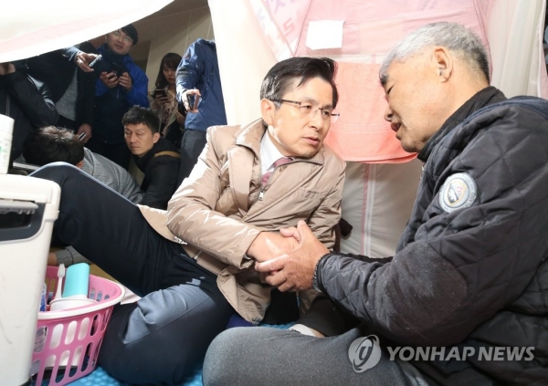 황교안 자유한국당 대표가 9일 경북 포항 흥해체육관 이재민 대피소를 찾아 지역주민을 위로하고 있다. (사진=연합뉴스)