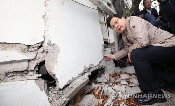 황교안 자유한국당 대표가 9일 지난 2017년 11월 지진 당시 아파트 붕괴 피해를 입었던 포항시 대성아파트를 둘러보고 있다. (사진=연합뉴스)