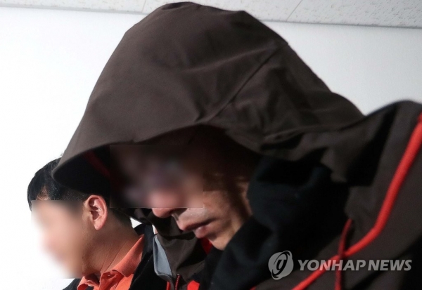 진주 아파트 방화·살해 혐의를 받는 안모(42)씨가 17일 오후 경남 진주경찰서 진술녹화실에서 나오고 있다.
