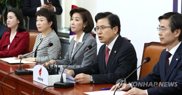 황교안 자유한국당 대표(오른쪽 두번째)가 22일 오전 국회에서 열린 최고위원회의에서 발언하고 있다. (사진=연합뉴스)