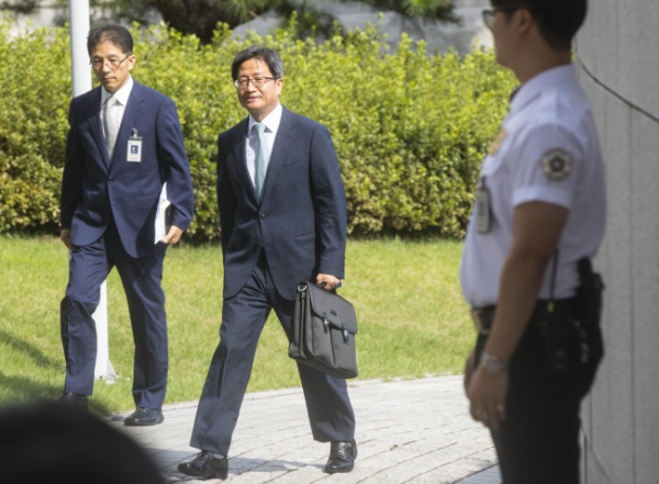 2017년 8월 22일 김명수 당시 대법원장 후보자가 춘천에서 출발해 서울 서초동 대법원 청사에 도착하고 있다. (사진 = 연합뉴스)