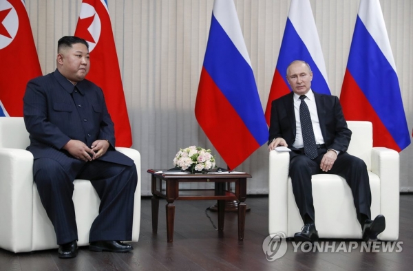 김정은(왼쪽)과 블라디미르 푸틴 러시아 대통령이 지난 25일 러시아 블라디보스토크 루스키 섬의 극동연방대학에서 정상회담을 하고 있다.