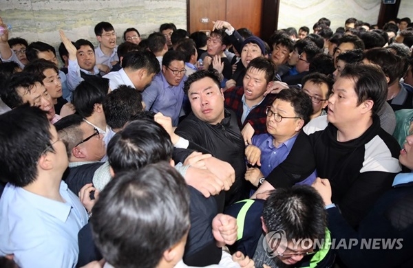 4월26일 새벽 국회 의안과가 위치한 본관 7층에서 자유한국당과 더불어민주당 의원·보좌진·당직자들이 뒤엉켜 몸싸움을 벌이고 있다.(사진=연합뉴스)