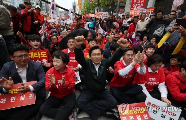 황교안 자유한국당 대표(中)와 의원들이 지난 27일 오후 서울 광화문광장에서 열린 '문재인 STOP(멈춤), 국민이 심판합니다!'에 참석하고 있다. (사진=연합뉴스)