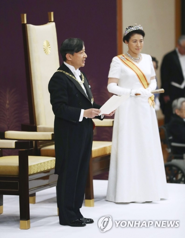 지난 5월 1일 나루히토(德仁) 새 일본 천황이 즉위 행사에서 소감을 밝히고 있다. 우리 언론들은 일본 천황을 일제히 '日王'이라고 표기했는데, 일본 헌법에 의하면 일본에 왕은 존재하지 않는다. 우리 언론이 '日皇'을 '日王'이라고 격하하는 것은 일본 헌법을 무시하거나 사실관계 왜곡이다(사진 연합뉴스 제공)