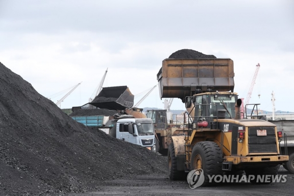 지난해 8월 7일 경북 포항신항 7부두에서 북한산 석탄을 실어나른 의혹을 받는 진룽(Jin Long)호가 정박해 작업자들이 석탄을 내리고 있다(연합뉴스).