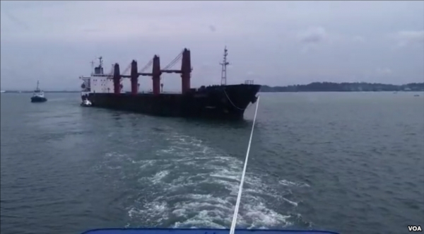 인도네시아에 억류됐던 북한 선박 ‘와이즈 어네스트’호가 지난 3월 예인선에 이끌려 이동하고 있다(VOA).