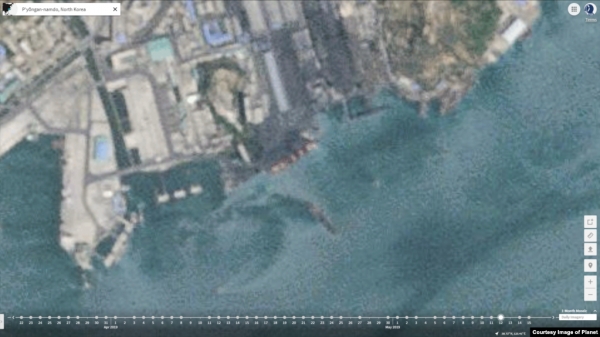 지난 12일 북한 남포항을 촬영한 위성사진에 화물선들의 움직임이 포착됐다. 이 중 한척의 길이는 170~175m로 최근 미국 정부가 압류한 북한 화물선 와이즈 어네스트 호와 비슷한 크기다(VOA, 플래닛 랩스).