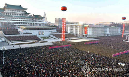 2017년 12월 화성-15형 미사일 발사 성공을 자축하고 있는 북한 모습. (사진 = 연합뉴스)