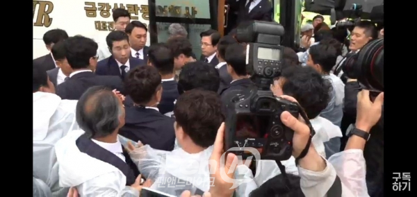 자유한국당 황교안 대표가 5.18 행사장에 도착해 버스에서 내리고 있다. [펜앤드마이크]