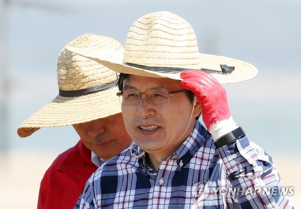 자유한국당 황교안 대표(오른쪽). 21일 오전 인천시 중구 무의동 한 갯벌
