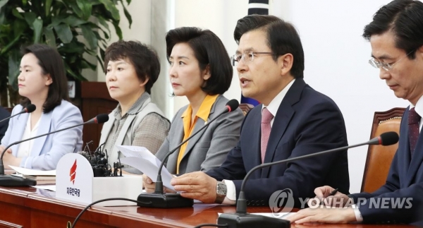 황교안 자유한국당 대표(오른쪽 두번째)가 30일 오전 국회에서 열린 최고위원회의에서 발언하고 있다. (사진=연합뉴스)