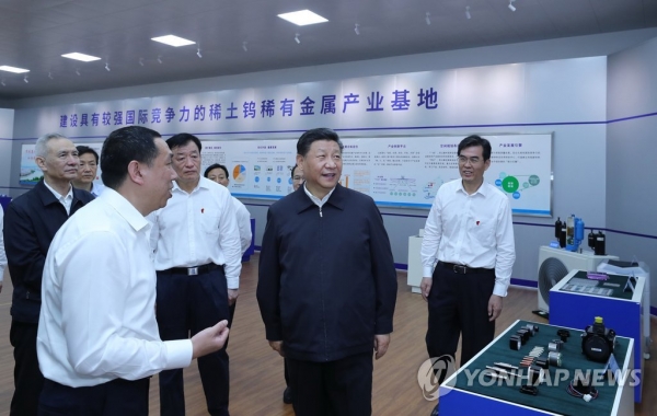 시진핑 중국 국가 주석(가운데)이 20일 장시성 간저우시를 방문, 희토류 산업 시설을 둘러보고 있다.